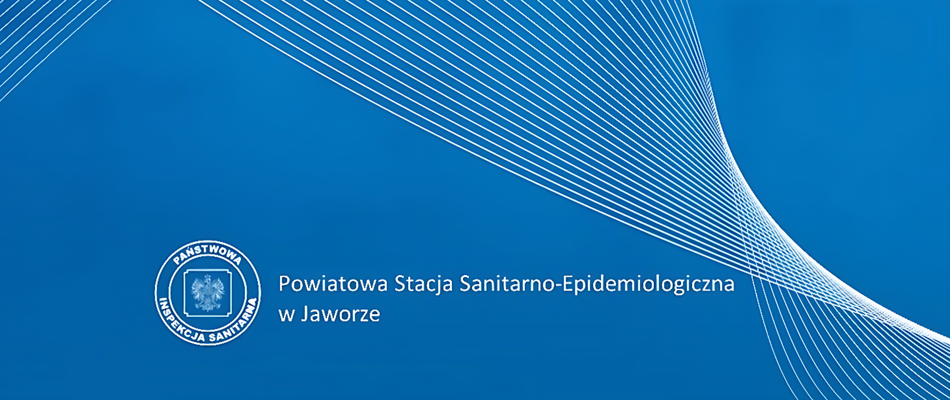 Na niebieskim tle ze wzorem graficznym umieszczono napis wraz z logiem Państwowej Inspekcji Sanitarnej w kolorze białym o treści "Powiatowa Stacja Sanitarno-Epidemiologiczna w Jaworze".