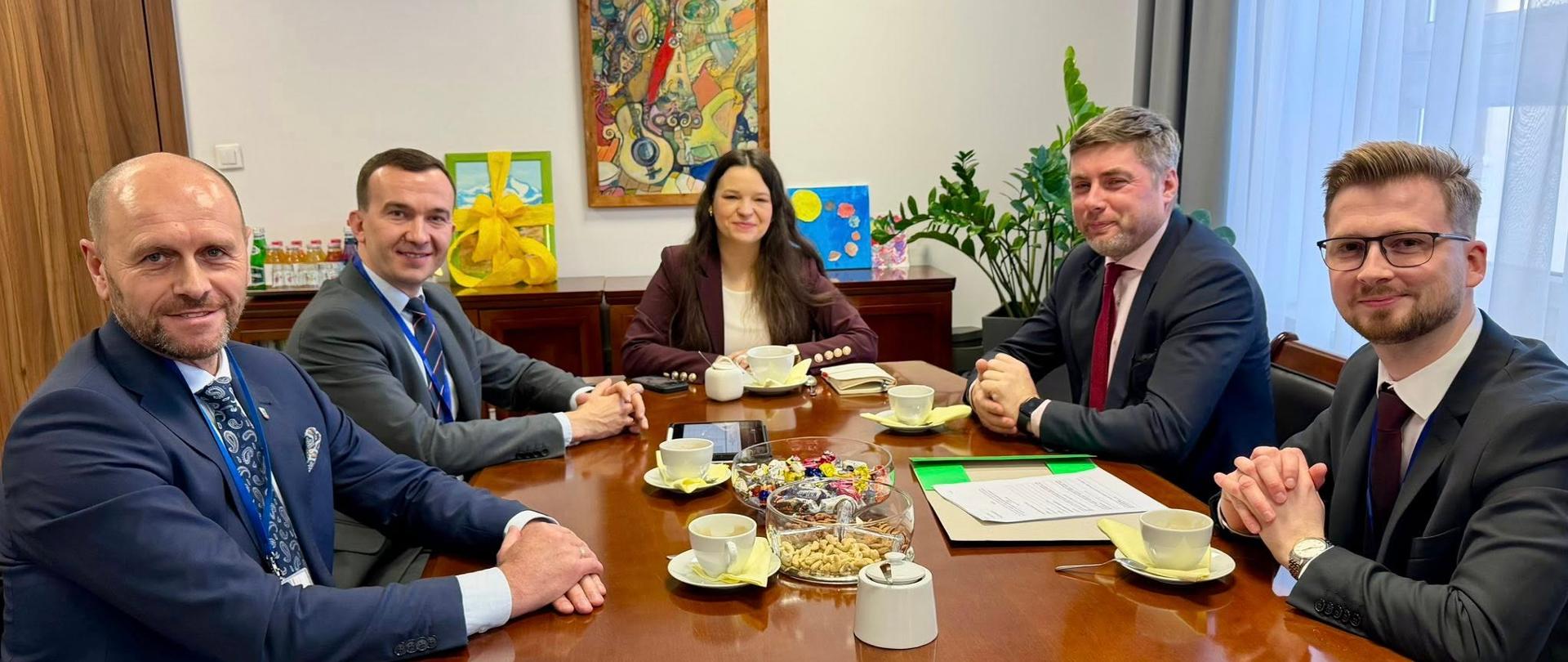 Wicewojewoda z wiceminister oraz przedstawicielami samorządu.