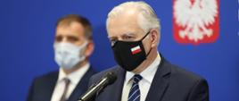 Wicepremier i minister rozwoju, pracy i technologii Jarosław Gowin, po jego lewej stronie stoi wiceprezydent Pracodawców RP Rafał Baniak, za plecami polityków baner MRPiT z godłem Polski