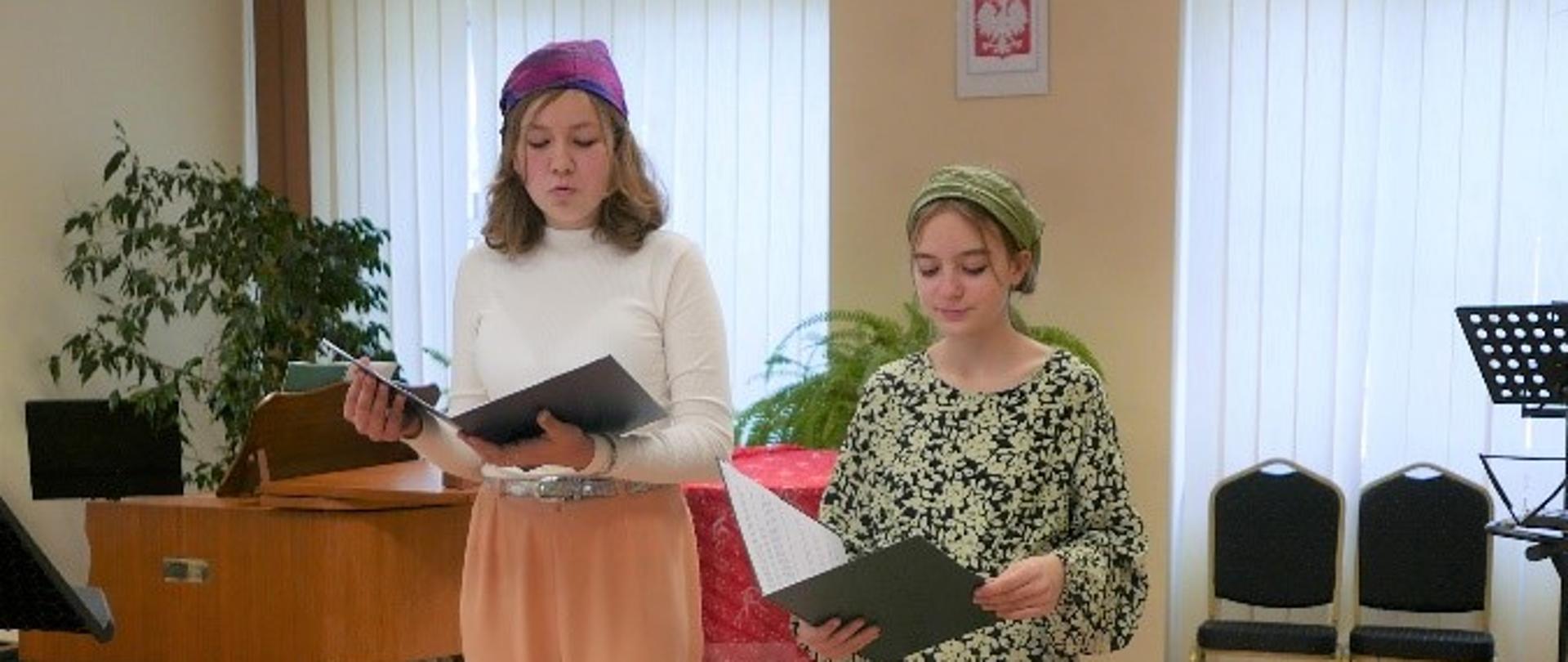 Dwie dziewczynki z teczkami w ręce