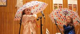 Dwie dziewczynki z parasolkami występujące na scenie ZSM w Krośnie.