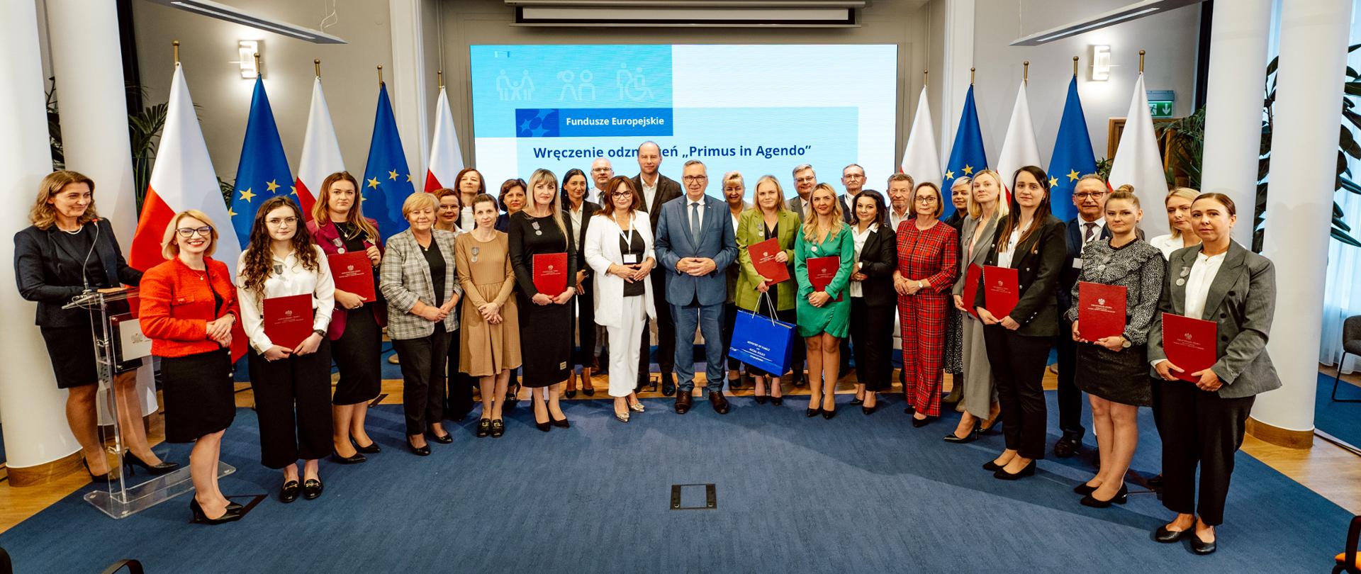 Konferencja "Fundusze Europejskie w MRiPS" - Minister Stanisław Szwed z osobami uhonorowanymi odznaką "Primus in Agendo" za zaangażowanie w tworzenie centrów usług społecznych.