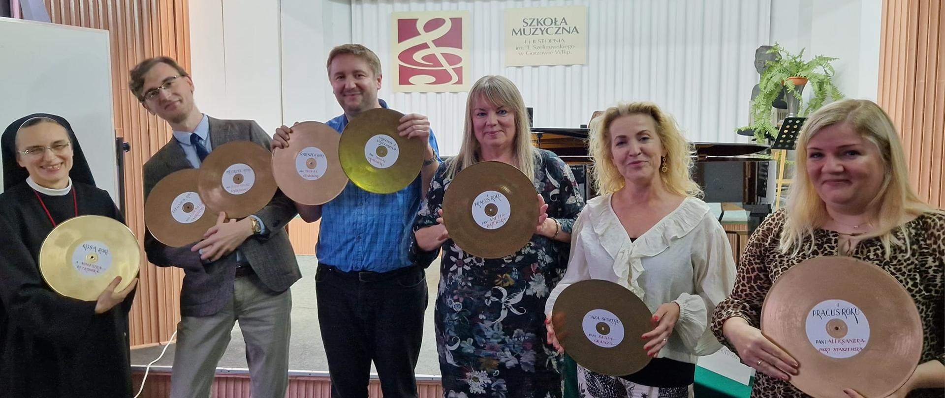 Pięcioro nauczycieli ze złotym płytami, tzw. Tadeuszami