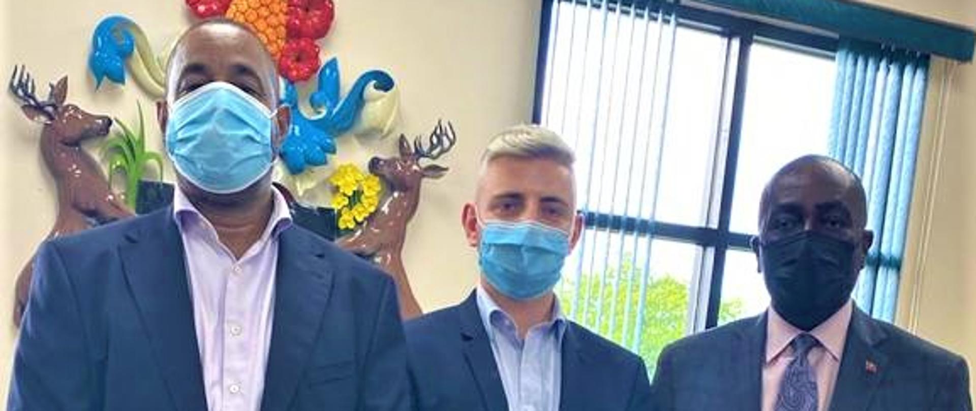 Visita del cónsul de Polonia Oskar Gradziel en el Ministerio de Relaciones Exteriores de Antigua y Barbuda, reunión con el Ministro E. P. Chet Greene y el cónsul honorario de Polonia en Saint John's Gregory Georges