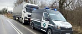Pojazd członowy, którego kierowca zignorował znak drogowy zakazujący wjazdu, zatrzymany przez inspektorów świętokrzyskiej ITD. Na pierwszym planie furgon Inspekcji Transportu Drogowego. Za nim zatrzymana ciężarówka.