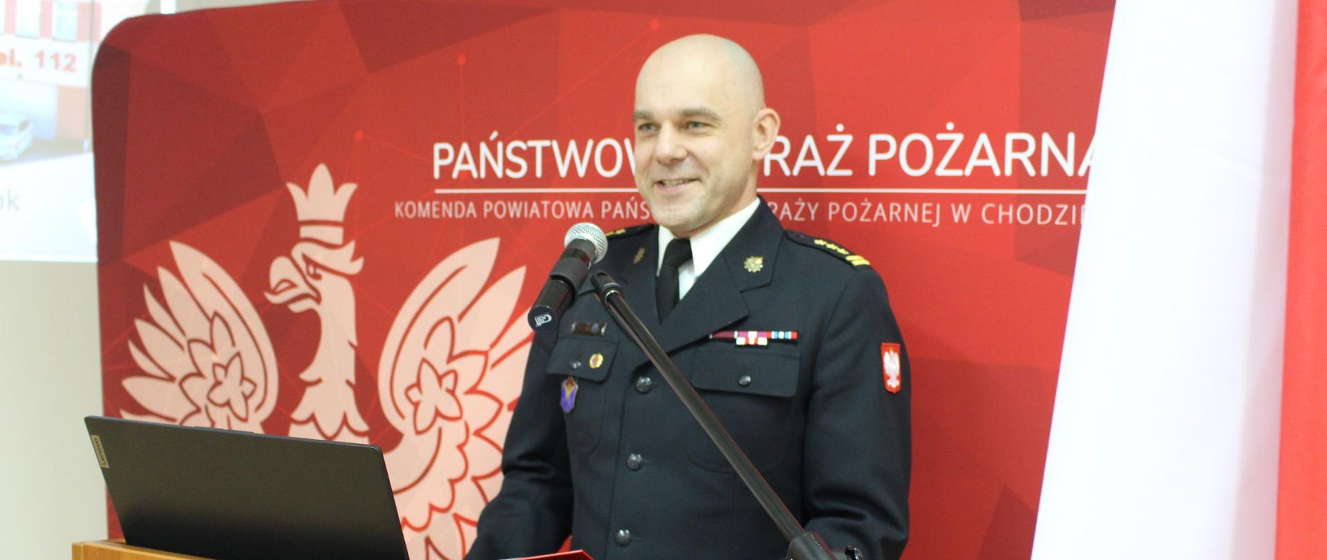 Przedstawiciel KW PSP przy mównicy