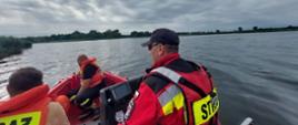 Straż pożarna podczas poszukiwań na wodzie
