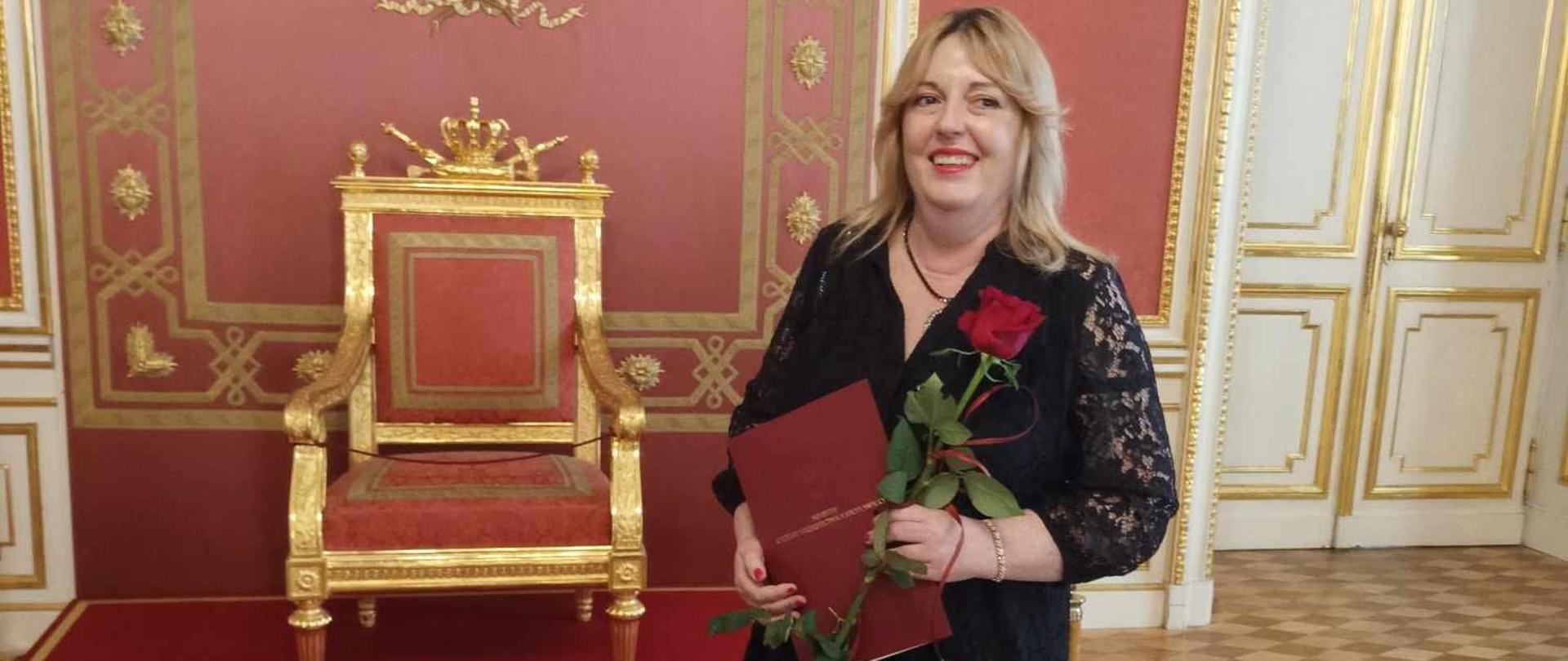 Na zdjęciu p. Agnieszka Sowińska - nauczyciel historii sztuki w PLSP w Łodzi po otrzymaniu nagrody MKiDN