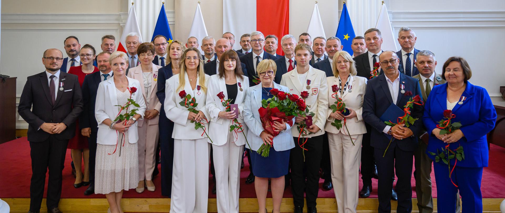 Zdjęcie przedstawia uczestników uroczystości wręczenia odznaczeń państwowych
