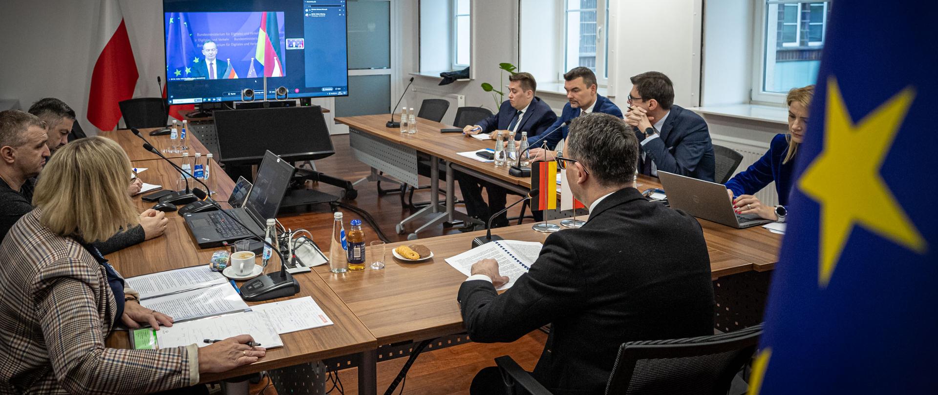 Minister infrastruktury Dariusz Klimczak w trakcie wideorozmowy ze swoim niemieckim odpowiednikiem