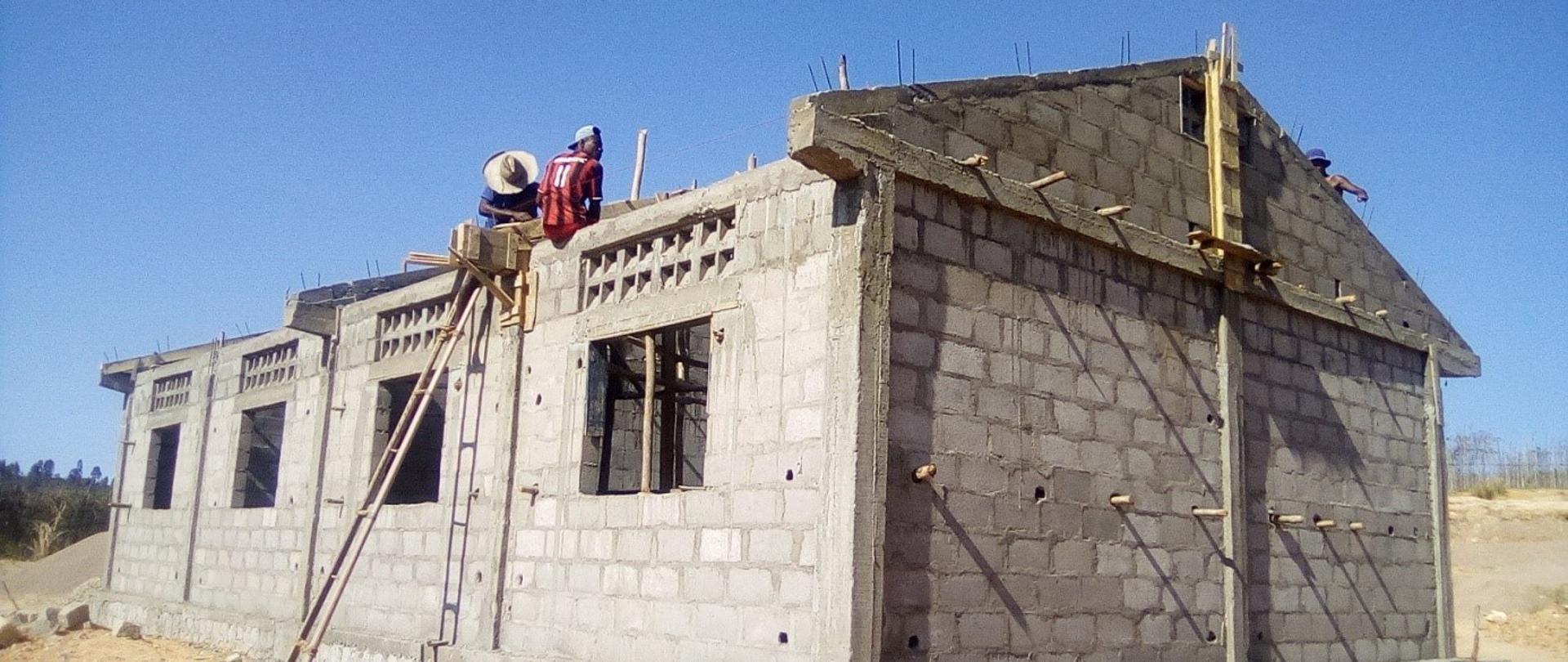 trwają prace budowlane na dachu budynku 