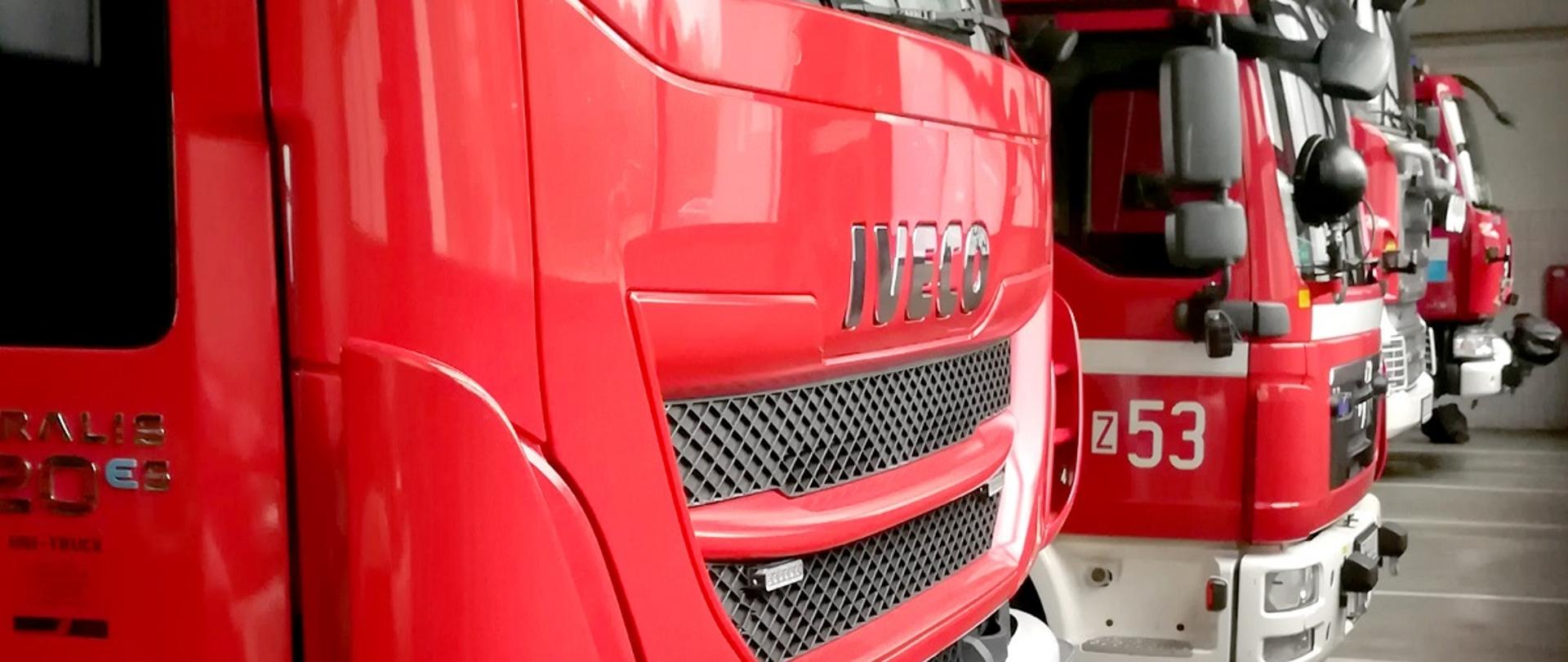 Zdjęcie przedstawia samochody pożarnicze w garażu