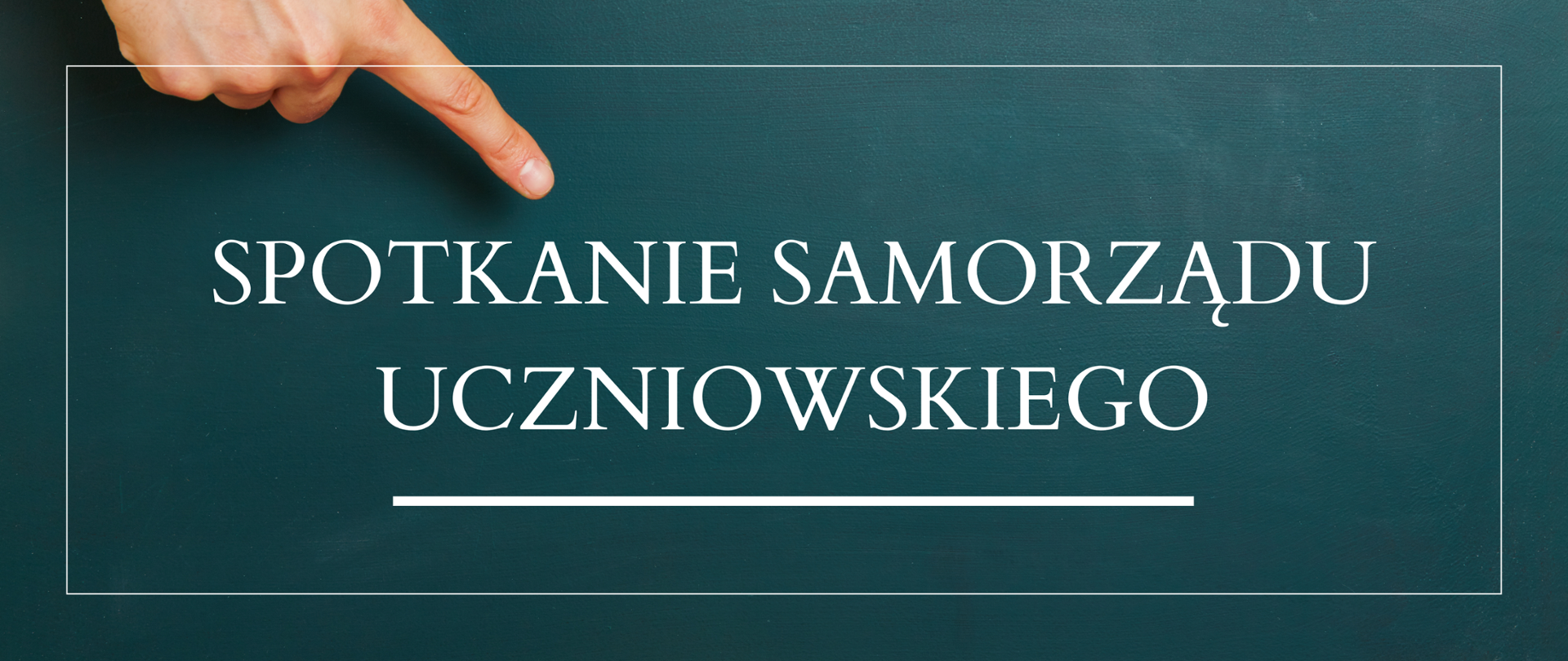 Baner z tłem zielonej tablicy szkolnej i zdjęciem dłoni ze skazującym palcem na napis: SPOTKANIE SAMORZĄDU UCZNIOWSKIEGO