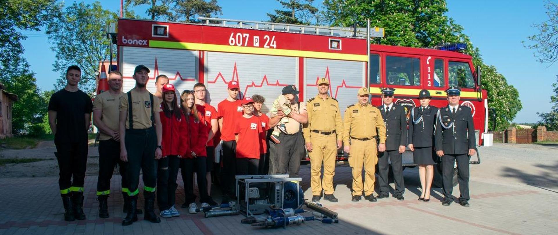 Przekazanie zestawu narzędzi hydraulicznych dla jednostki OSP Małachowo.