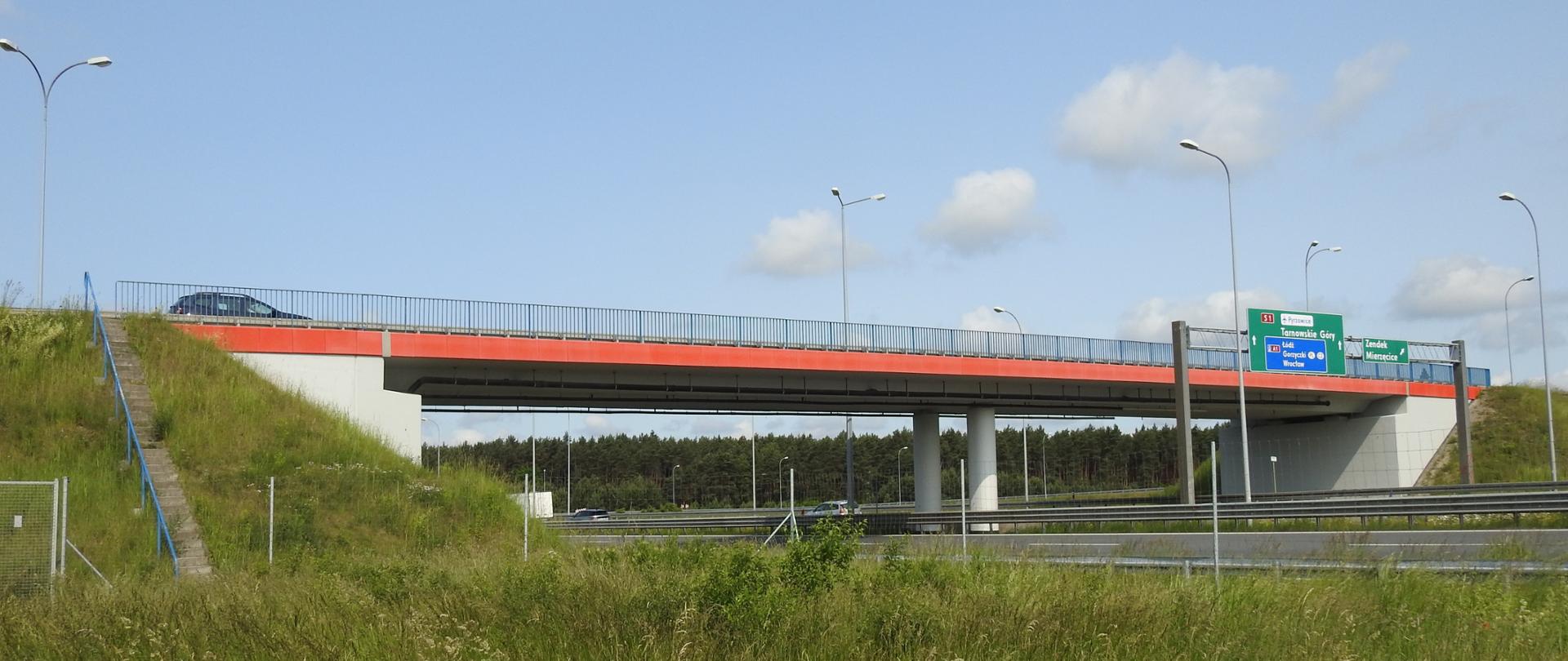 Wiadukt nad S1 w Mierzęcicach - widok z boku