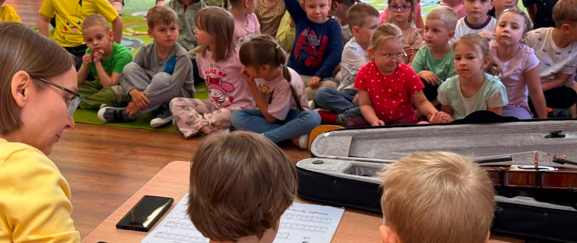 Nauczyciele w Przedszkolu nr 4 w Kłodzku podczas udziału w audycjach muzycznych – wspólne śpiewanie, zabawy rytmiczne i muzyczna edukacja dzieci.