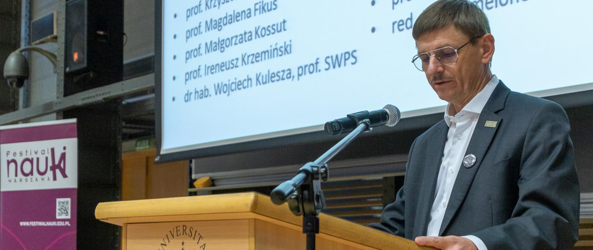 Wiceminister Grzegorz Wrochna przemawia do publiczności podczas inauguracji 24. Festiwalu Nauki.