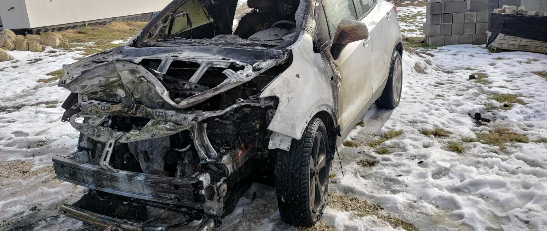 Na zdjęciu spalony samochód.