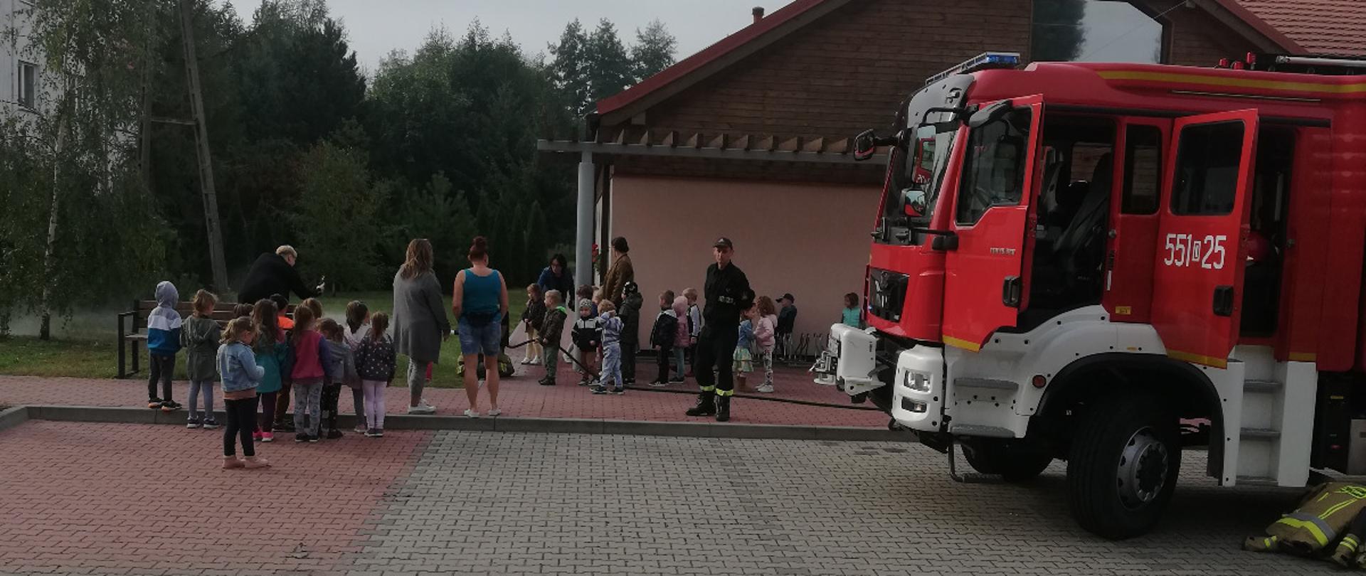 Strażacy w publicznym przedszkolu w Szczepanowie 