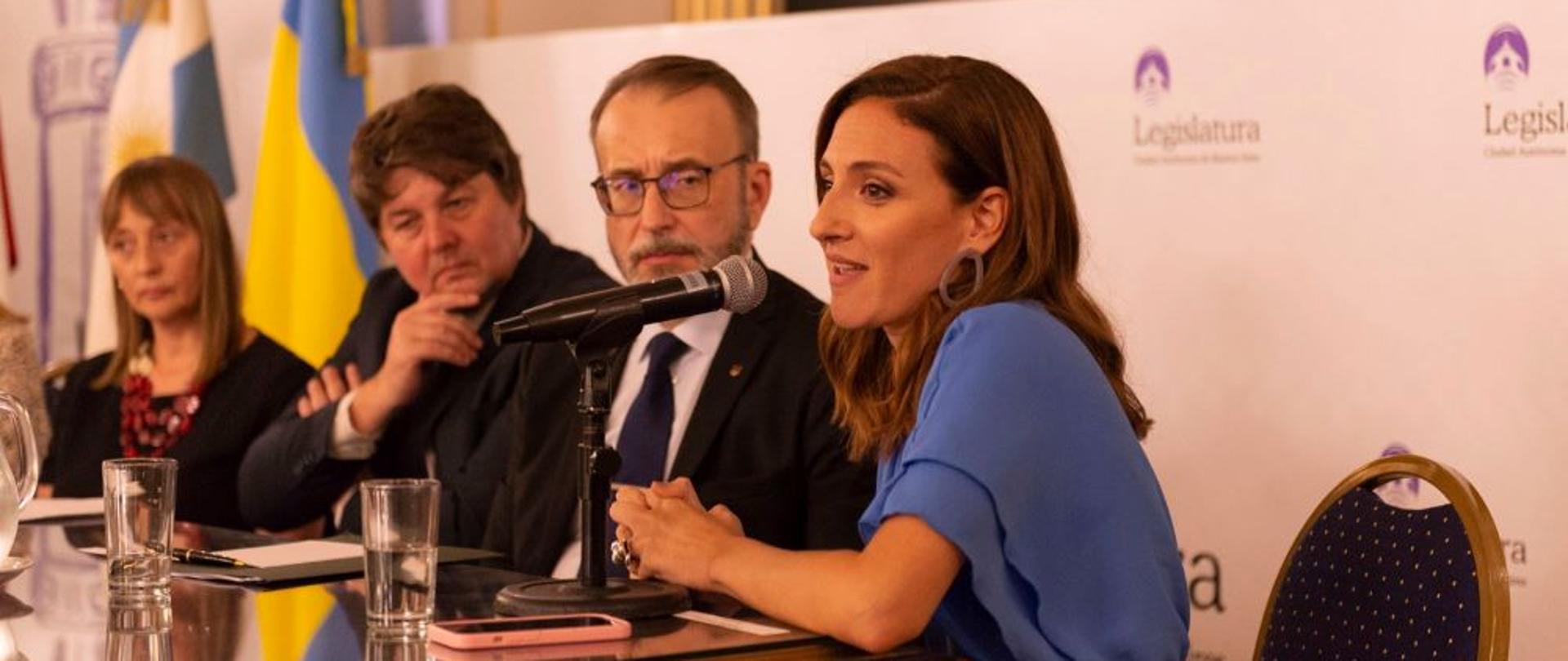 Aleksandra Piątkowska, Ambasador RP w Argentynie, Yurii Klymenko, Ambasador Ukrainy w Argentynie, Marta Dávila, psycholog dziecięcy oraz Carolina Amoroso, dziennikarka TN wystąpili w panelu poprzedzającym otwarcie wystawy w Legislatura Ciudad Autonoma de Buenos Aires.
