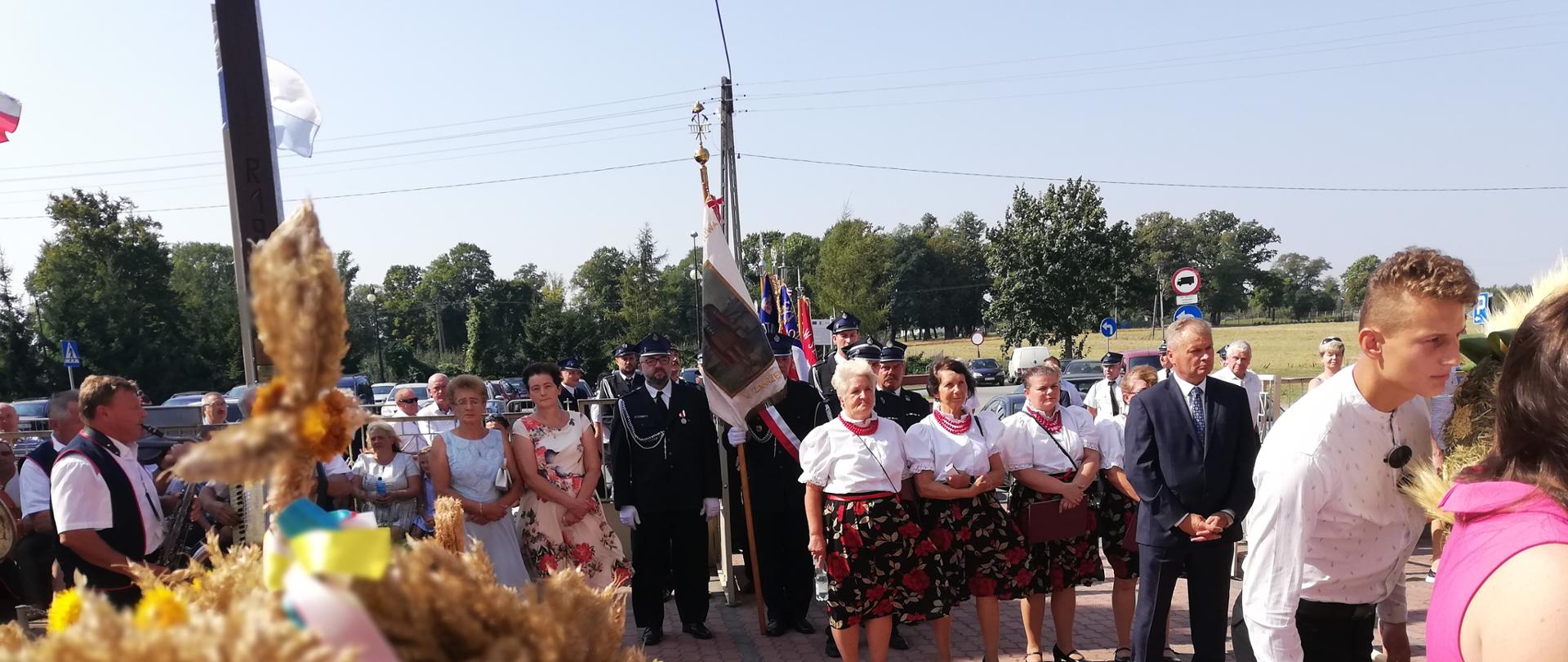 Przemarsz korowodu dożynkowemu.