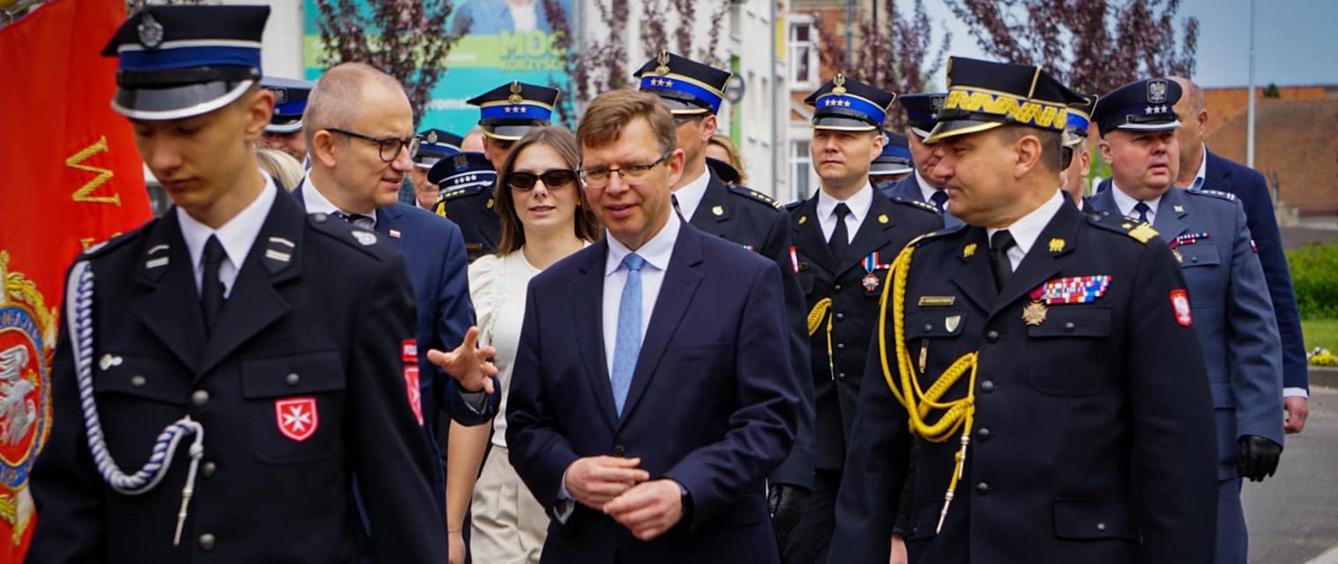 Wojewoda Artur Chojecki na Dniu Strażaka w Biskupcu