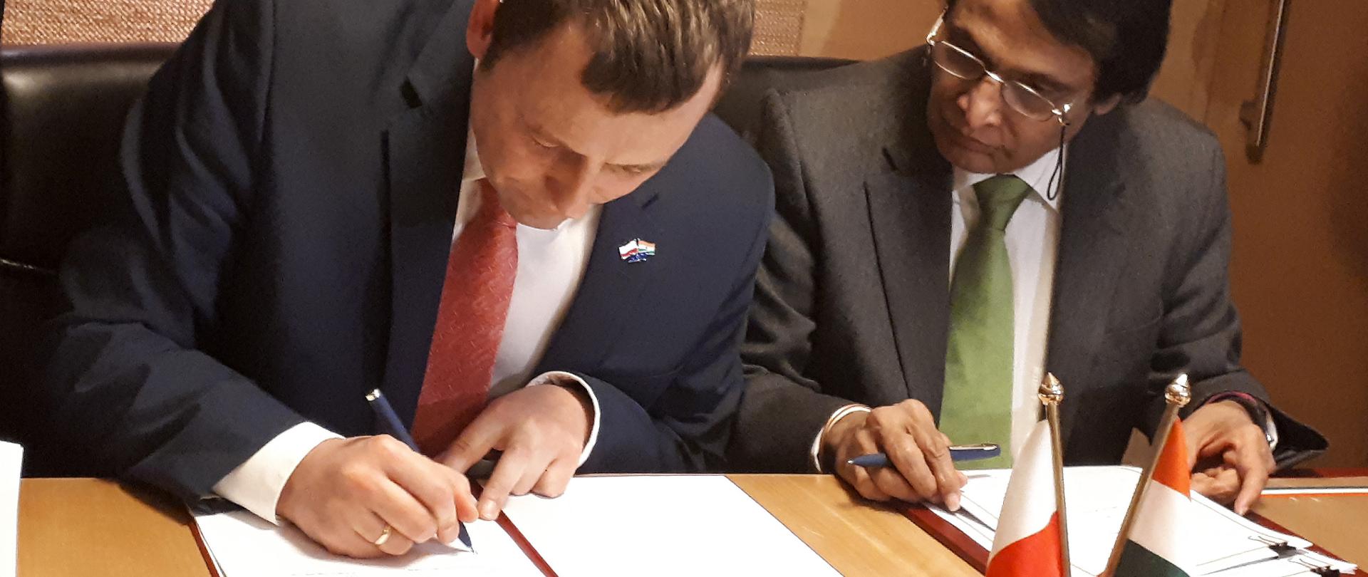 Wiceminister Mikołaj Wild podpisuje Memorandum o porozumieniu w sprawie współpracy w dziedzinie lotnictwa cywilnego