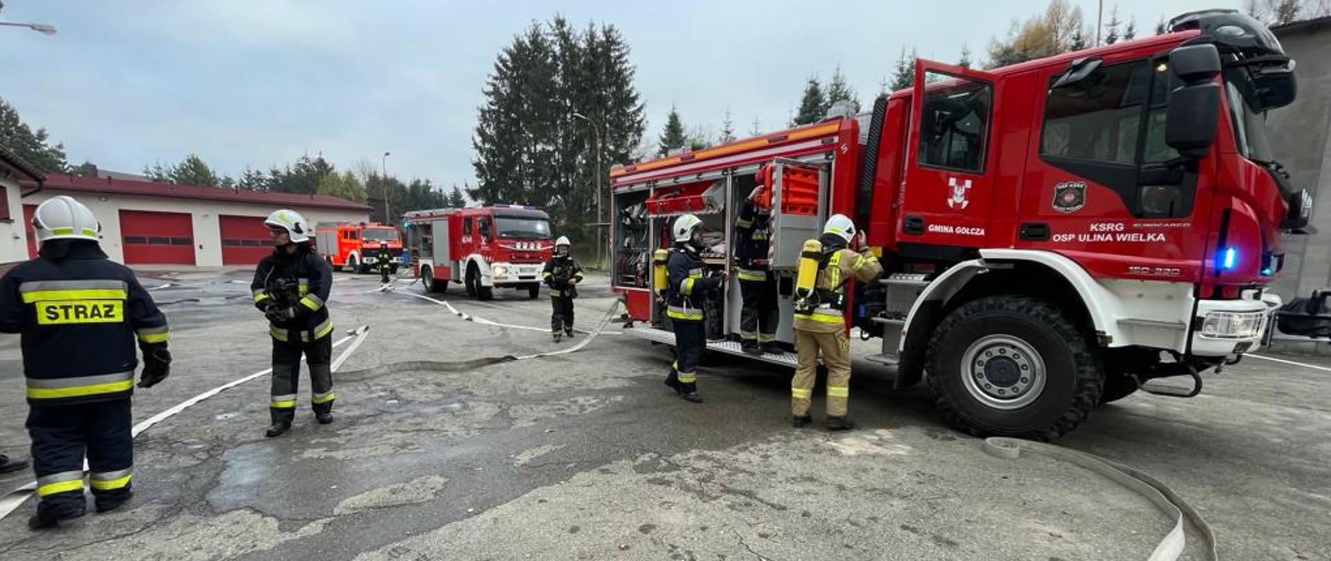 Na zdjęciu widoczni strażacy OSP oraz wozy strażackie podczas ćwiczeń