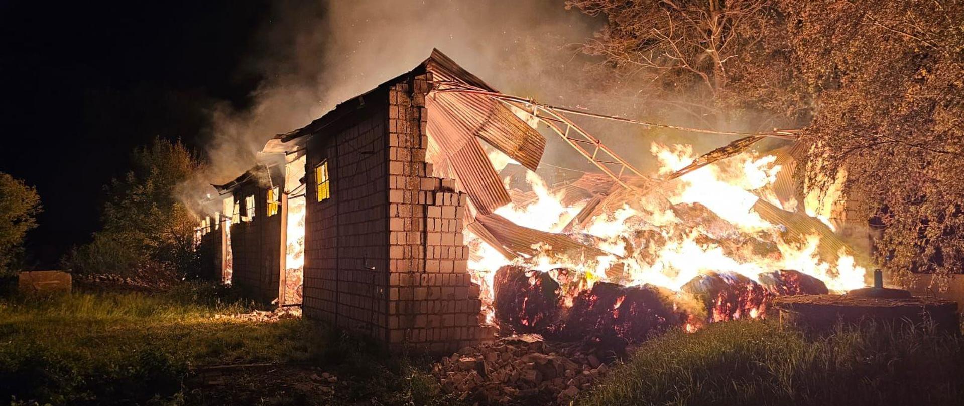 Pożar balotów słomy w Rudnikach.