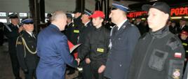 Uroczysty apel z okazji wręczenia promes Młodzieżowym Drużynom Pożarniczym z terenu powiatów: ostrołęckiego, makowskiego, ostrowskiego, wyszkowskiego i pułtuskiego