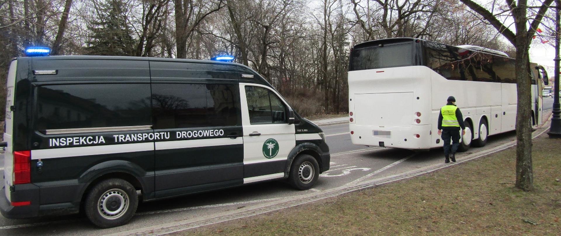 Kontrola autobusu wycieczkowego w Białymstoku