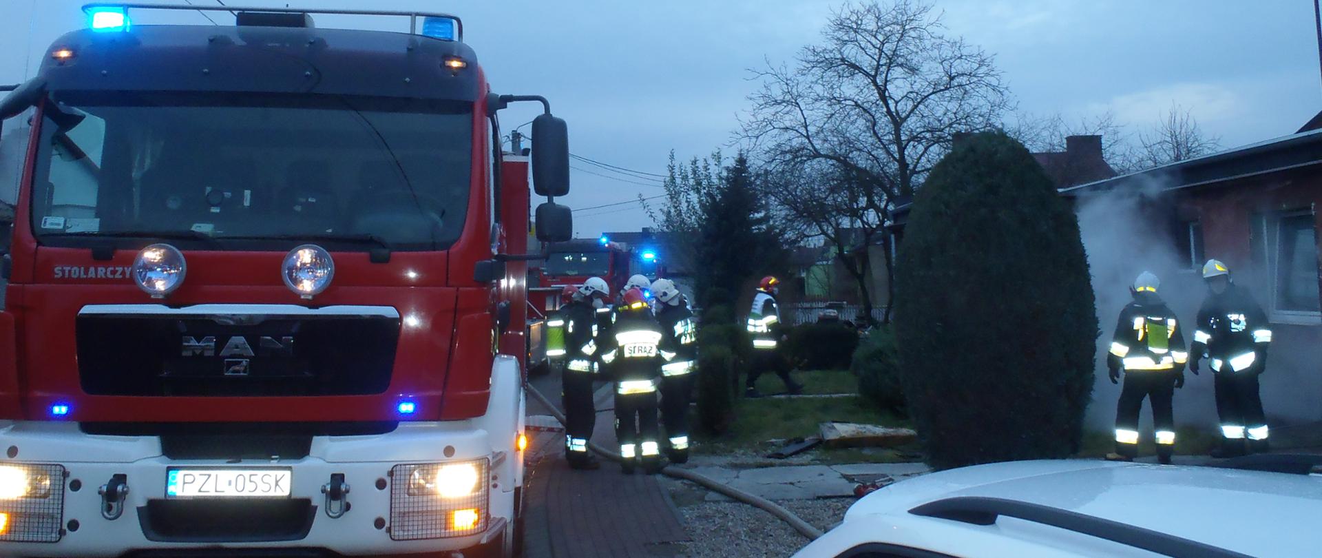 Strażacy w trakcie gaszenia pożaru 