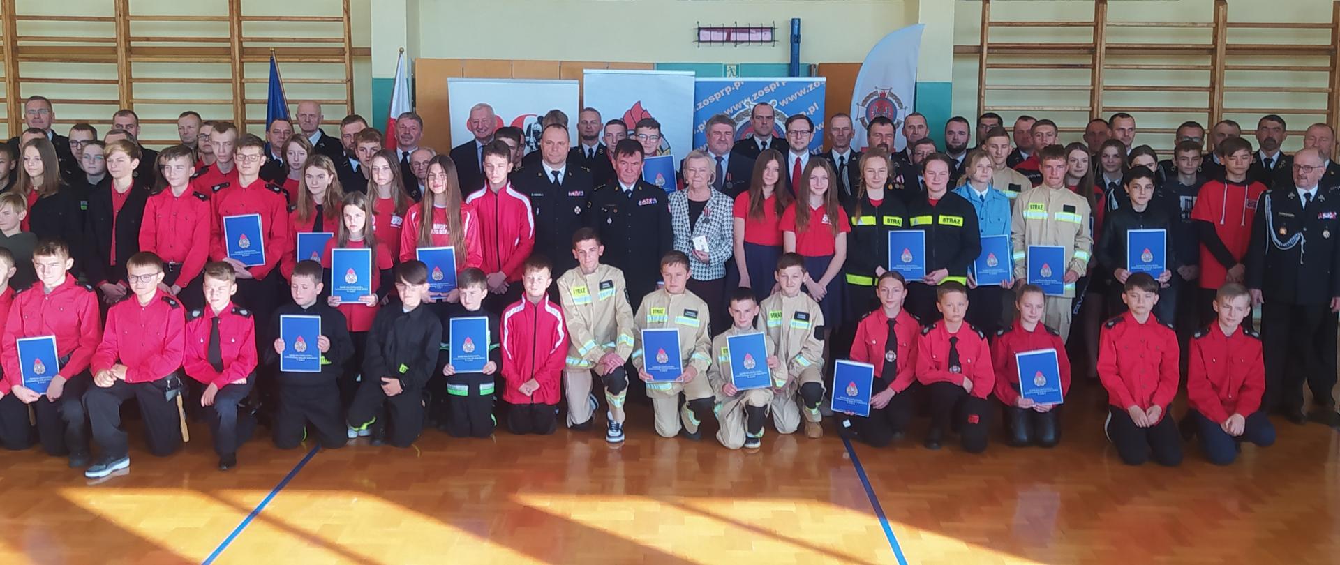 Zdjęcie wykonano na sali gimnastycznej w KP PSP w Jaśle. Na zdjęciu zaproszeni goście oraz przedstawiciele Młodzieżowych Drużyn Pożarniczych z terenu powiatu jasielskiego.