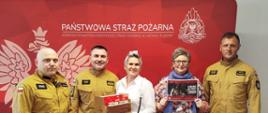 Wspólne zdjęcie Komendanta Powiatowego PSP w Lwówku Śląskim oraz Zastępcy Komendanta Powiatowego PSP w Lwówku Śląskim wraz z przedstawicielami MOPS w gminie.