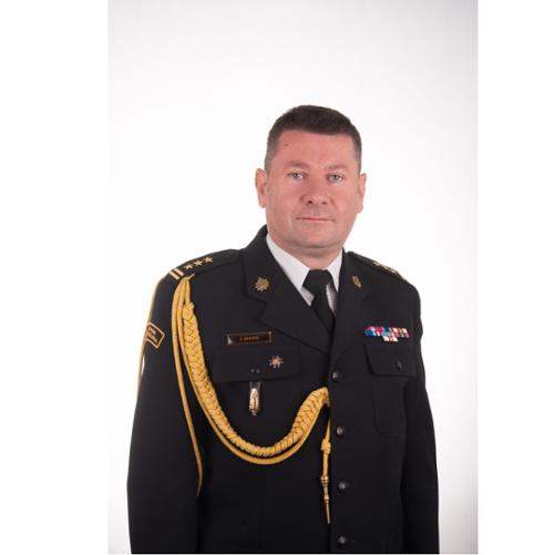 Portret funkcjonariusza Państwowej Straży Pożarnej w mundurze galowym na jasnym tle