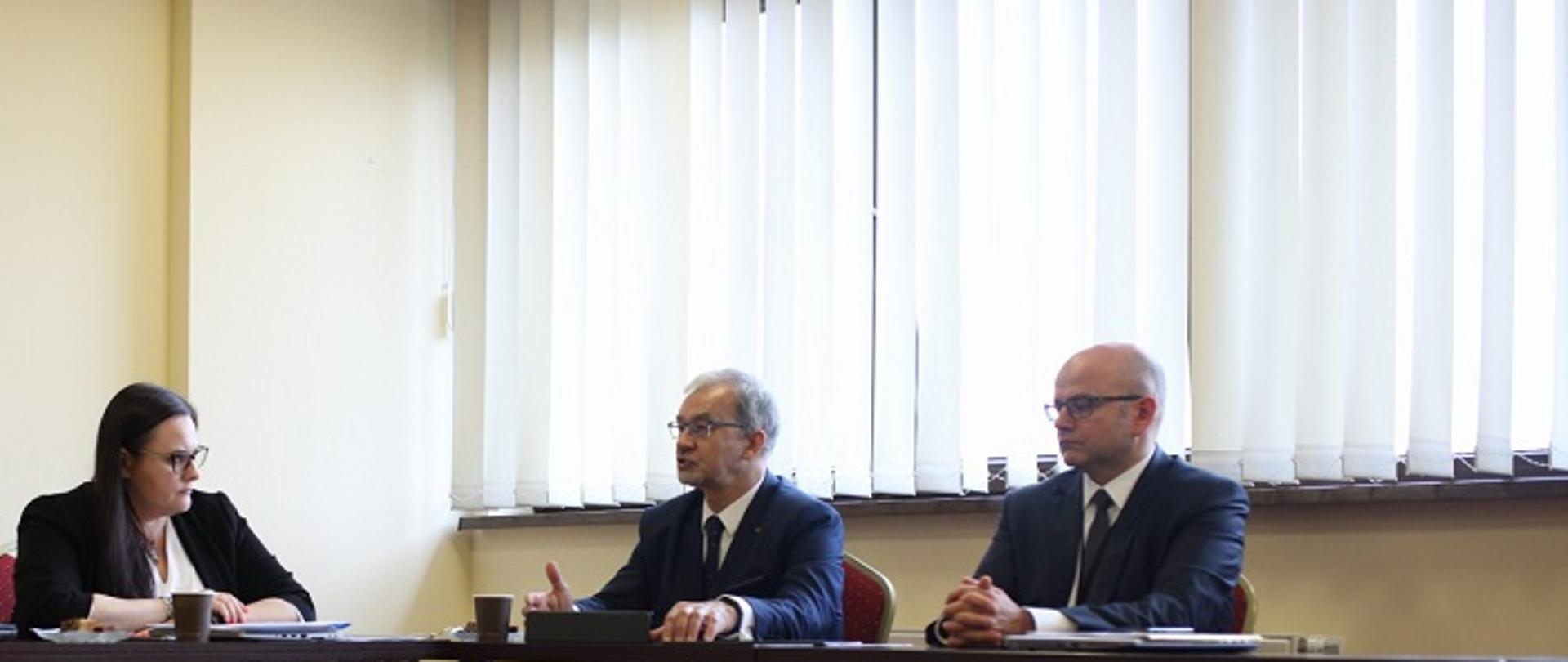 Na zdjęciu przy stole konferencyjnym siedzą: minister Małgorzata Jarosińska-Jedynak, prezes Polskiego Górnictwa Naftowego i Gazownictwa Jerzy Kwieciński oraz Paweł Firlej, dyrektor Oddziału Zakładu Gazowniczego w Krakowie, Polska Spółka Gazownictwa