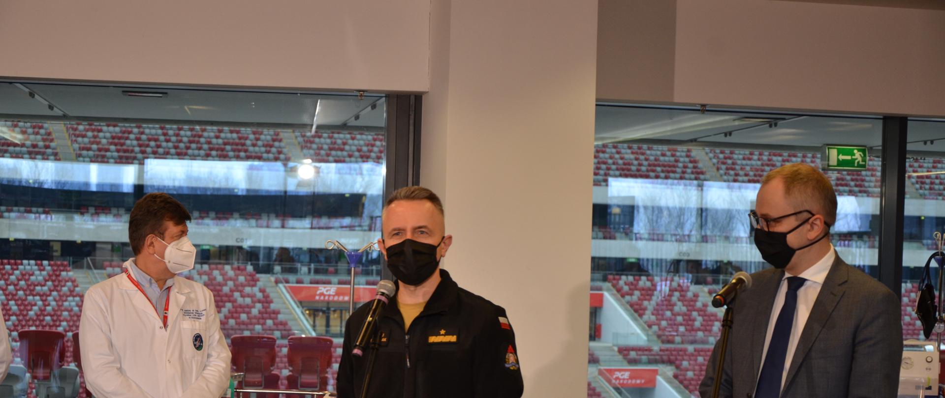 Zdjęcie przedstawia Komendanta Głównego PSP podczas inauguracji procesu szczepień służb mundurowych na PGE Narodowym