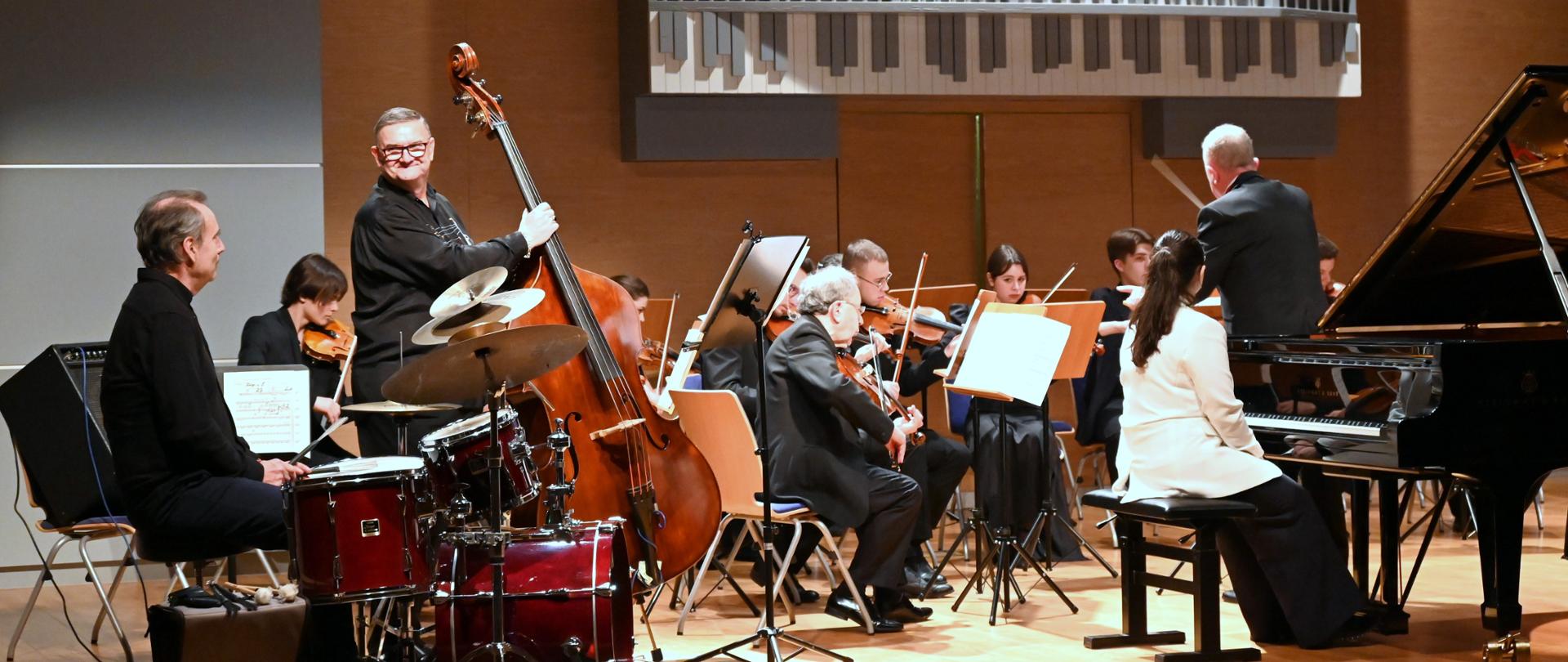 Zdjęcie orkiestry wraz z muzykami jazzowymi na perkusji i kontrabasie
