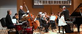 Zdjęcie orkiestry wraz z muzykami jazzowymi na perkusji i kontrabasie