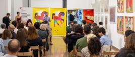 Ceremonia otwarcia Biennale plakatów teatralnych w Erywaniu. Na tle plakaty i roll-upy organizatorów i sponsorów wydarzenia, m.innymi Ambasady RP w Erywaniu