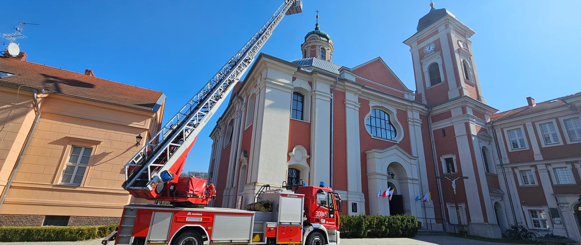 Strażacy poczas rozpoznia w koszu drabiny mechanicznej