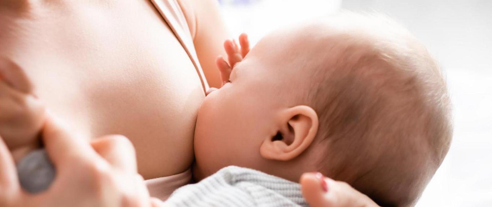 Na zdjęciu jest matka karmiąca piersią dziecko.