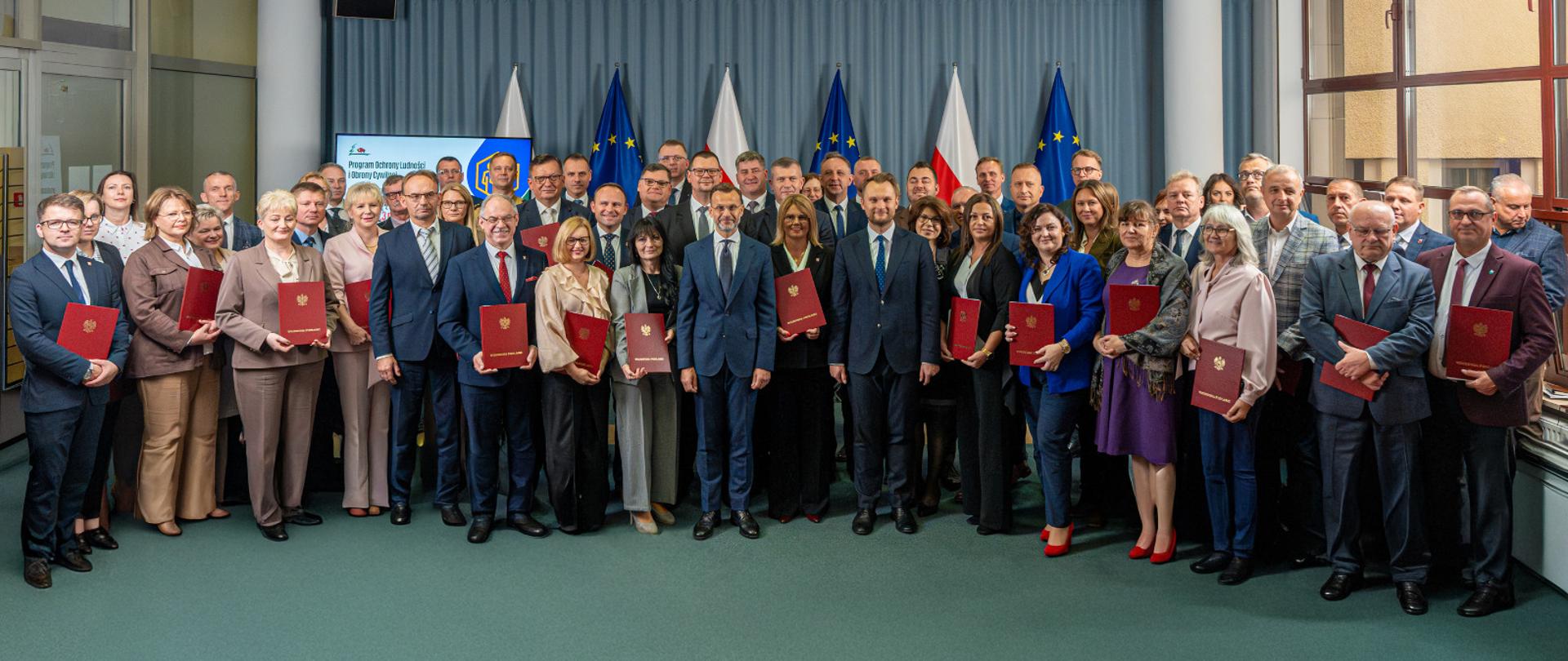 Konferencja prasowa i przekazanie samorządom podpisanych umów o przekazaniu środków na realizację zadań w ramach Programu Ochrony Ludności i Obrony Cywilnej na lata 2025-2026