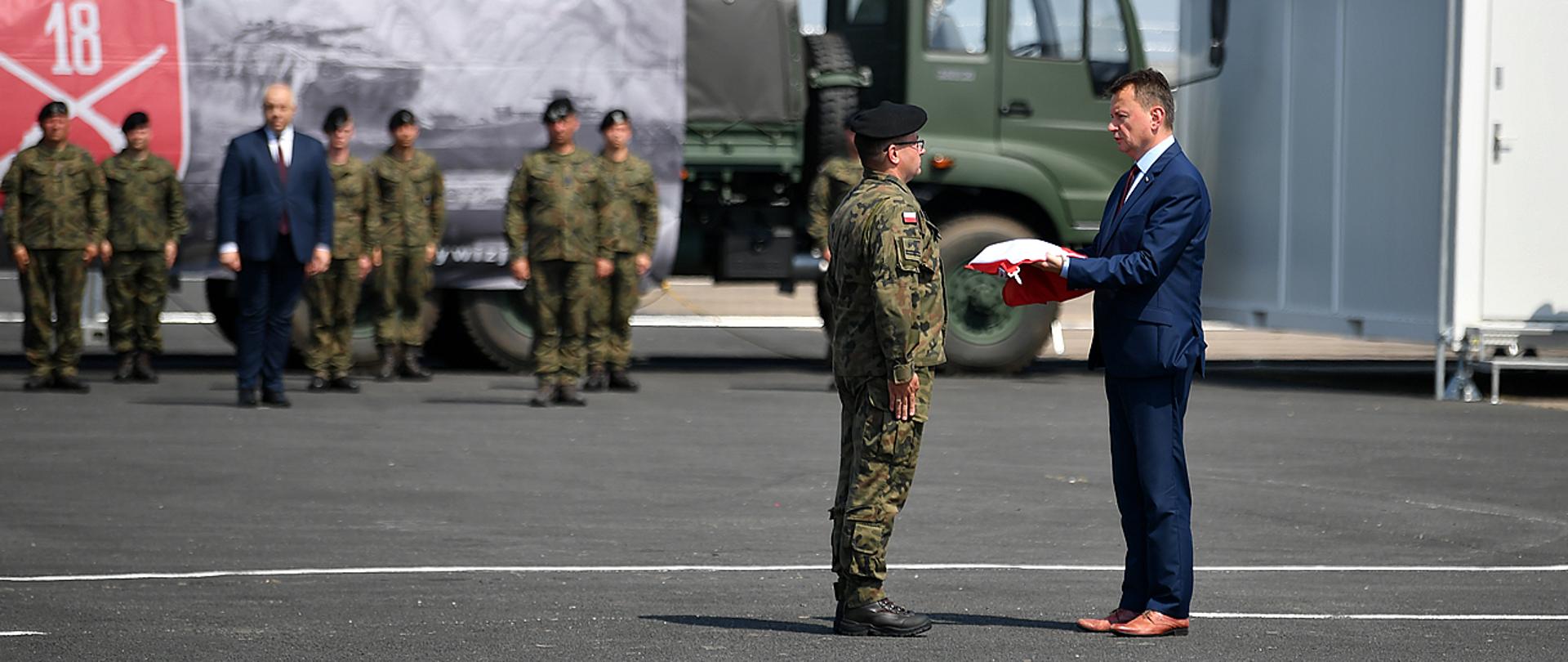 Minister Mariusz Błaszczak wręczył flagę dowódcy jednostki wojskowej, która powstaje w Białej Podlaskiej 