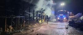 Nocny pożar w składzie budowlanym