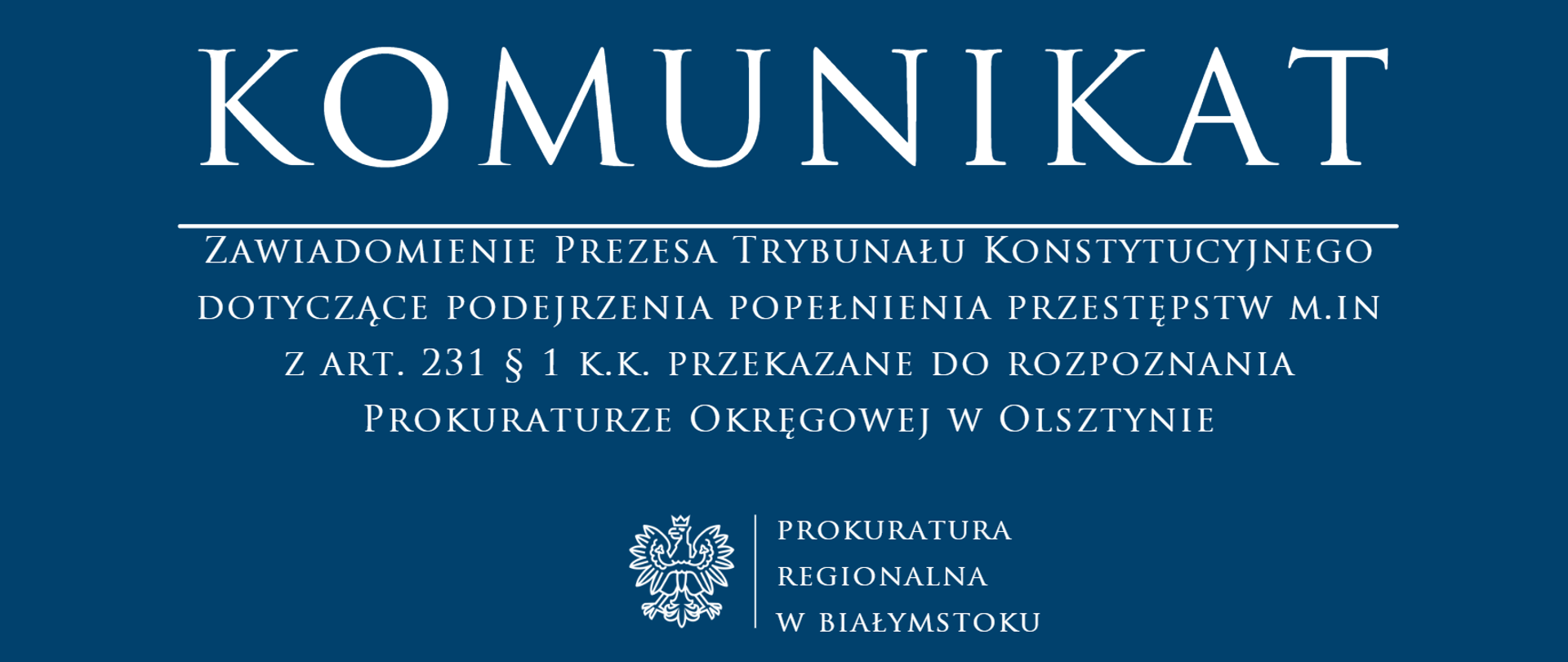 Grafika ma ciemnoniebieskie tło, na którym umieszczono białe napisy oraz godło państwowe. Centralną część zajmuje duży nagłówek "KOMUNIKAT", pod którym znajduję się pozioma linia oddzielająca oraz tekst informujący o Zawiadomienie Prezesa Trybunału Konstytucyjnego dotyczące podejrzenia popełnienia przestępstw m.in z art. 231 § 1 k.k. przekazane do rozpoznania Prokuraturze Okręgowej w Olsztynie. W dolnej części widnieje białe godło Polski (orzeł w koronie) oraz oficjalne logo Prokuratury Regionalnej w Białymstoku.