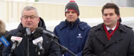 Minister infrastruktury Andrzej Adamczyk i wiceminister Rafał Weber wraz z prezydentem Stalowej Woli Lucjuszem Nadbereżnym w trakcie konferencji prasowej