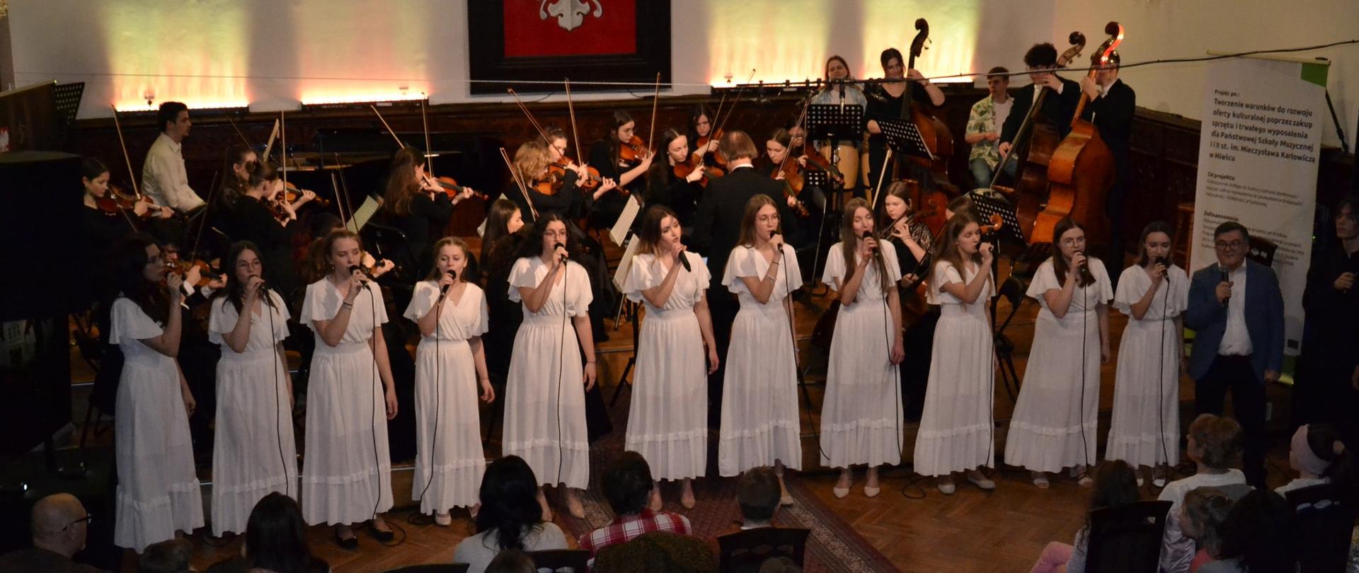 chór projektowy, orkiestra smyczkowa oraz solista Marcin Pokusa podczas koncertu dla kandydatów do PSM I stopnia w Mielcu