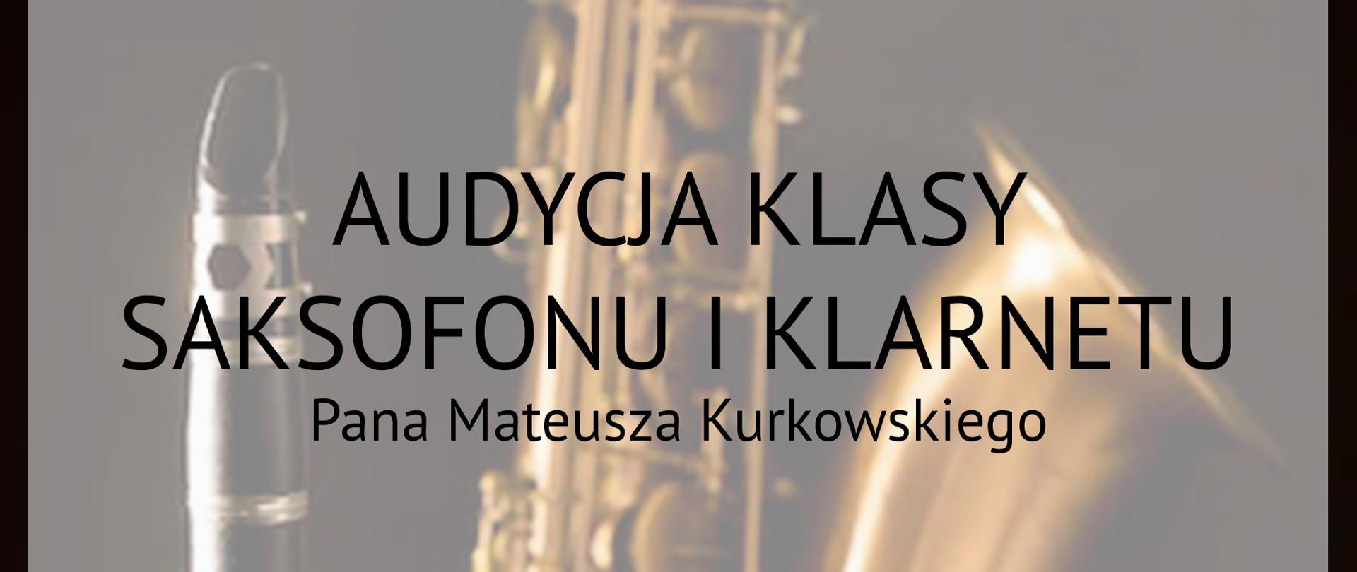 Plakat utrzymany w ciepłych, beżowo-złotych tonach przedstawia zbliżenie na saksofon w tle oraz klarnet po lewej stronie. Na środku znajduje się duży czarny napis: „Audycja klasy saksofonu i klarnetu Pana Mateusza Kurkowskiego". Poniżej wymieniono program koncertu z utworami m.in. Czajkowskiego, Milhauda, Endressena, Waigneina, Lomaniego, Naulais, Crepina i Herdzina. Niżej widnieje informacja o akompaniamencie: „Anastasiia Zhuchenko". Na dole plakatu podano miejsce i termin wydarzenia: sala koncertowa PSM I st. im. Jana Sebastiana Bacha w Grajewie, 22 maja 2026 roku o godzinie 16:30.