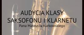 Plakat utrzymany w ciepłych, beżowo-złotych tonach przedstawia zbliżenie na saksofon w tle oraz klarnet po lewej stronie. Na środku znajduje się duży czarny napis: „Audycja klasy saksofonu i klarnetu Pana Mateusza Kurkowskiego". Poniżej wymieniono program koncertu z utworami m.in. Czajkowskiego, Milhauda, Endressena, Waigneina, Lomaniego, Naulais, Crepina i Herdzina. Niżej widnieje informacja o akompaniamencie: „Anastasiia Zhuchenko". Na dole plakatu podano miejsce i termin wydarzenia: sala koncertowa PSM I st. im. Jana Sebastiana Bacha w Grajewie, 22 maja 2026 roku o godzinie 16:30.